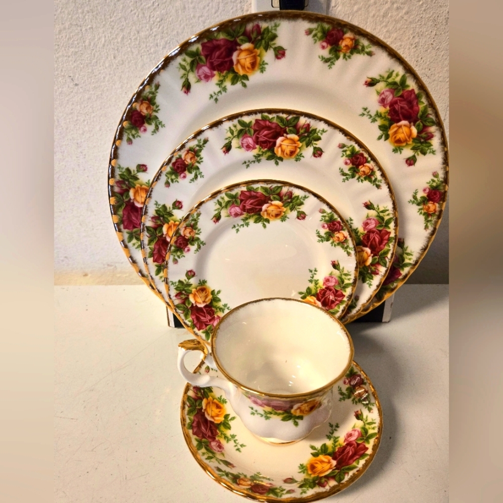 VINTAGE - NIB - Royal Albert 5 Piece Place setting "Old Country Roses"